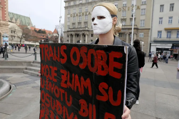 Navukli maske i hrabro stali na Trg: 'Momak iz &scaron;kole me gađao stolicom...'