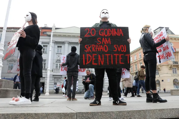 Navukli maske i hrabro stali na Trg: 'Momak iz &scaron;kole me gađao stolicom...'