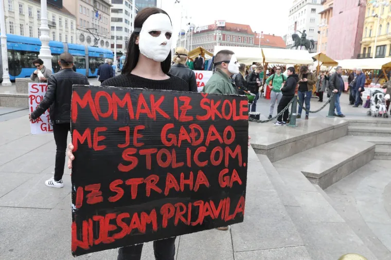 Navukli maske i hrabro stali na Trg: 'Momak iz &scaron;kole me gađao stolicom...'