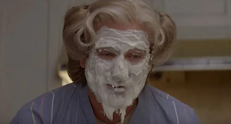 U filmu "Tatica u suknji", Robin Williams tumači gđu Doubtfire, legendarnu dadilju iza koje zapravo stoji nesretni tata djece, koji ne bira sredstva da bi provodio vrijeme s djecom nakon razvoda. Scena u kojoj dadilja mora zaroniti glavu u tortu kako bi prikrila da je muško, bila je teška i naporna jer je na setu bilo jako vruće pa se šlag topio velikom brzinom. Kada komad kreme padne u šalicu socijalne radnice, Williams je rekao: "Eto ga, sada imate i šlag i šećer", no to uopće nije bilo u scenariju.