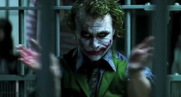 Teško je zamisliti film "Vitez tame" bez scene u kojoj Joker sarkastično plješće. No, ta scena nikad nije bila u scenariju, već je proizvod odlične improvizacije pokojnoga Heatha Ledgera.