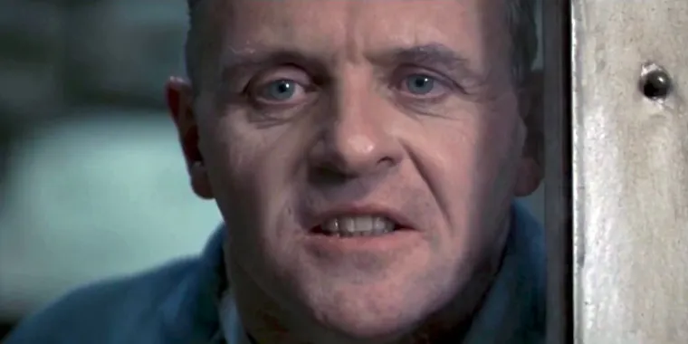 Anthony Hopkins se u filmu "Kad jaganjci utihnu" pojavljuje tek 25 minuta, ali to je bilo sasvim dovoljno da stvori jednog od najstrašnijih filmskih likova. Jedna od najupečatljivijih scena bila je ona u kojoj Hannibal Lecter govori o svojim zločinima agentici FBI-ja i pritom počne siktati. To je bilo potpuno improvizirano, a izraz lica Fosterove neprocjenjiv.