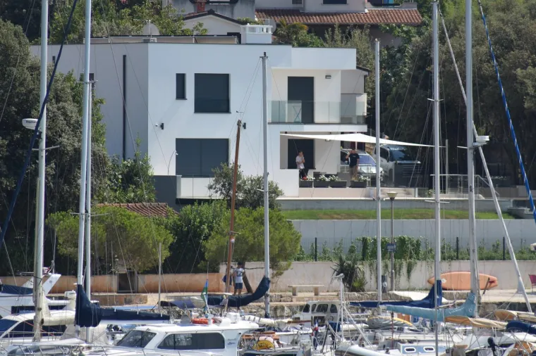 Cijena noćenja kreće se od 2450 eura po tjednu, odnosno 350 eura po danu od prosinca do svibnja, dok u sezoni iznosi 5000 eura po tjednu, odnosno 715 eura po danu.