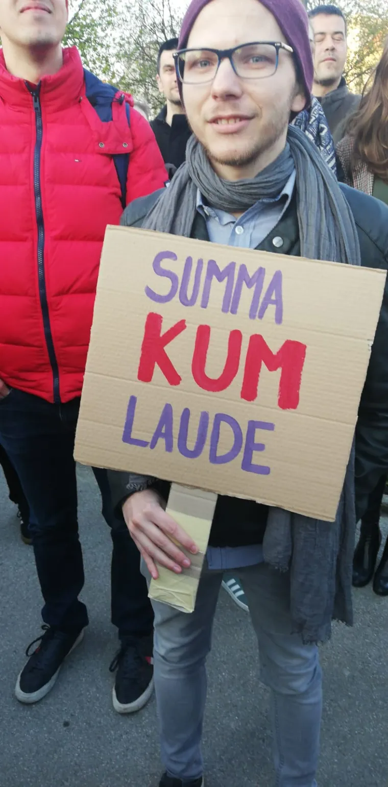 U utorak u 17.30 sati pred Rektoratom Sveučilišta u Zagrebu počeo je prosvjed #sramimse "Stop nasilju nad Sveučilištem" zbog pokrenutog postupka za dodjelu počasnog doktrata zagrebačkom gradonačelniku Milanu Bandiću. Okupilo se nekoliko stotina građana, od studenata do profesora, svih predstavnika akademske zajednice.