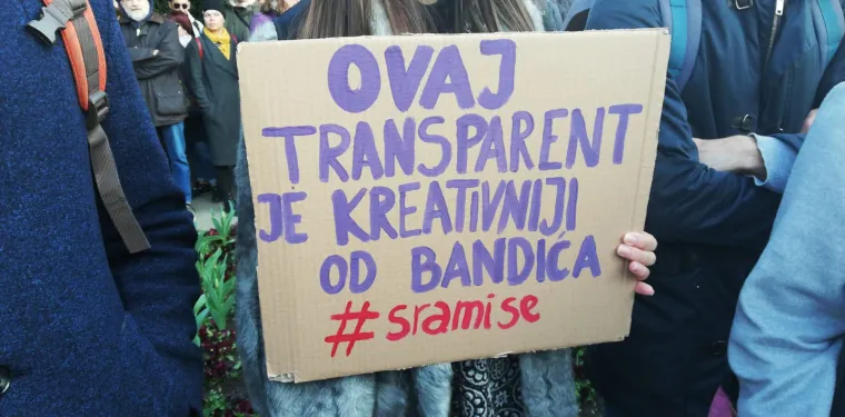 U utorak u 17.30 sati pred Rektoratom Sveučilišta u Zagrebu počeo je prosvjed #sramimse "Stop nasilju nad Sveučilištem" zbog pokrenutog postupka za dodjelu počasnog doktrata zagrebačkom gradonačelniku Milanu Bandiću. Okupilo se nekoliko stotina građana, od studenata do profesora, svih predstavnika akademske zajednice.