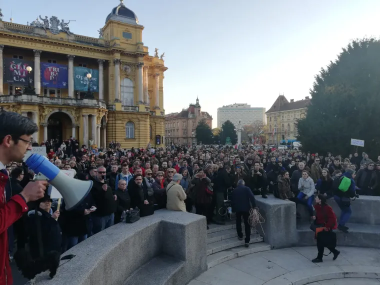 U utorak u 17.30 sati pred Rektoratom Sveučilišta u Zagrebu počeo je prosvjed #sramimse "Stop nasilju nad Sveučilištem" zbog pokrenutog postupka za dodjelu počasnog doktrata zagrebačkom gradonačelniku Milanu Bandiću. Okupilo se nekoliko stotina građana, od studenata do profesora, svih predstavnika akademske zajednice.