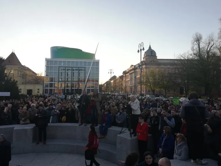 U utorak u 17.30 sati pred Rektoratom Sveučilišta u Zagrebu počeo je prosvjed #sramimse "Stop nasilju nad Sveučilištem" zbog pokrenutog postupka za dodjelu počasnog doktrata zagrebačkom gradonačelniku Milanu Bandiću. Okupilo se nekoliko stotina građana, od studenata do profesora, svih predstavnika akademske zajednice.