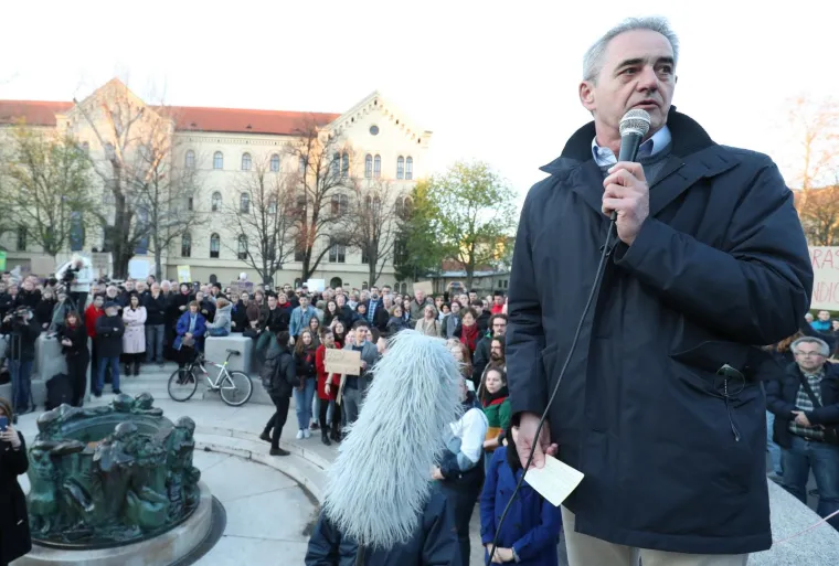 Stotine ljudi prosvjedovalo protiv dodjele doktorata Bandiću: Evo što su mu poručili