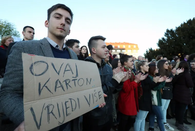 Stotine ljudi prosvjedovalo protiv dodjele doktorata Bandiću: Evo što su mu poručili