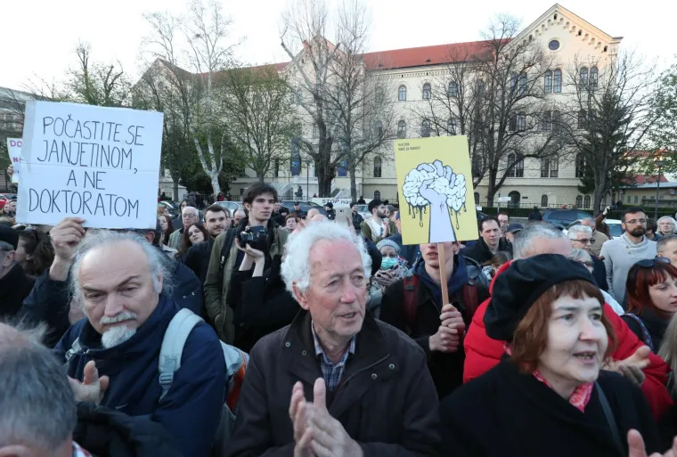 Stotine ljudi prosvjedovalo protiv dodjele doktorata Bandiću: Evo što su mu poručili