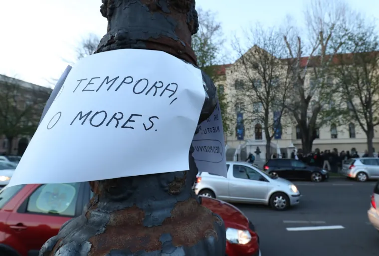 Stotine ljudi prosvjedovalo protiv dodjele doktorata Bandiću: Evo &scaron;to su mu poručili