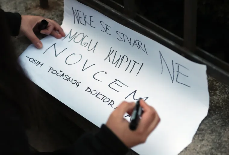 Stotine ljudi prosvjedovalo protiv dodjele doktorata Bandiću: Evo &scaron;to su mu poručili