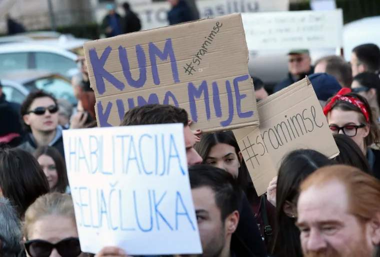 Stotine ljudi prosvjedovalo protiv dodjele doktorata Bandiću: Evo &scaron;to su mu poručili