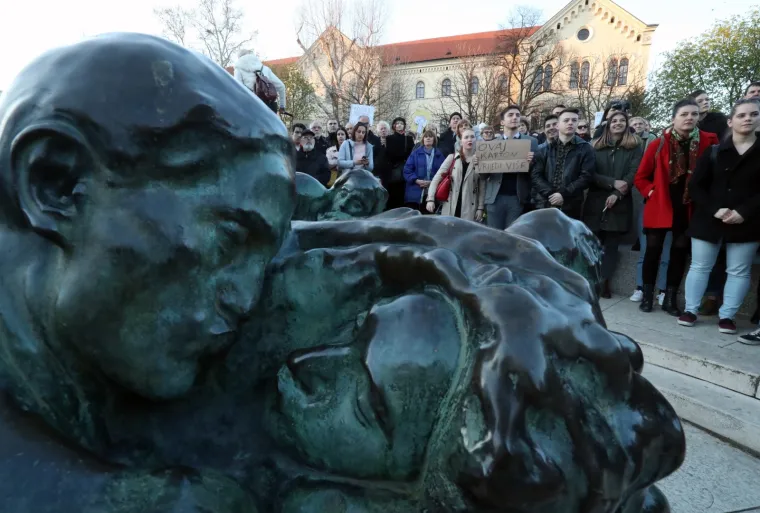 Stotine ljudi prosvjedovalo protiv dodjele doktorata Bandiću: Evo &scaron;to su mu poručili