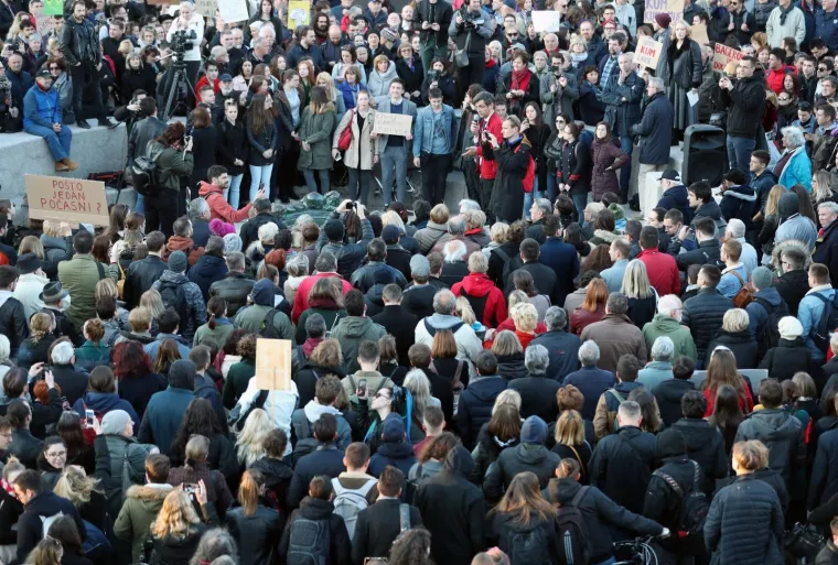 Stotine ljudi prosvjedovalo protiv dodjele doktorata Bandiću: Evo &scaron;to su mu poručili
