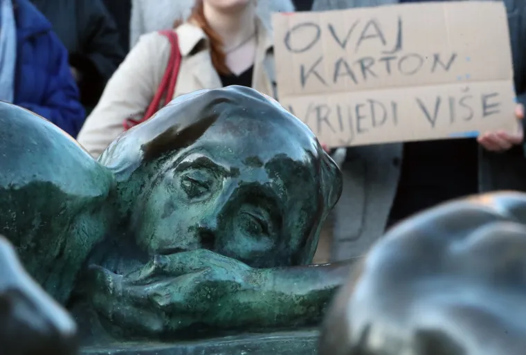 Stotine ljudi prosvjedovalo protiv dodjele doktorata Bandiću: Evo &scaron;to su mu poručili