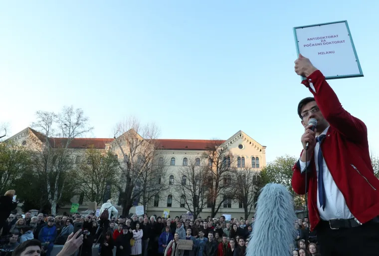 Stotine ljudi prosvjedovalo protiv dodjele doktorata Bandiću: Evo &scaron;to su mu poručili