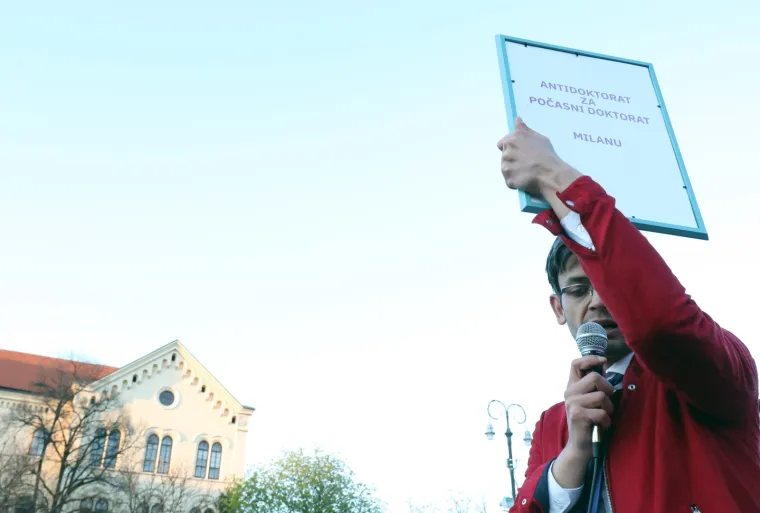Stotine ljudi prosvjedovalo protiv dodjele doktorata Bandiću: Evo &scaron;to su mu poručili