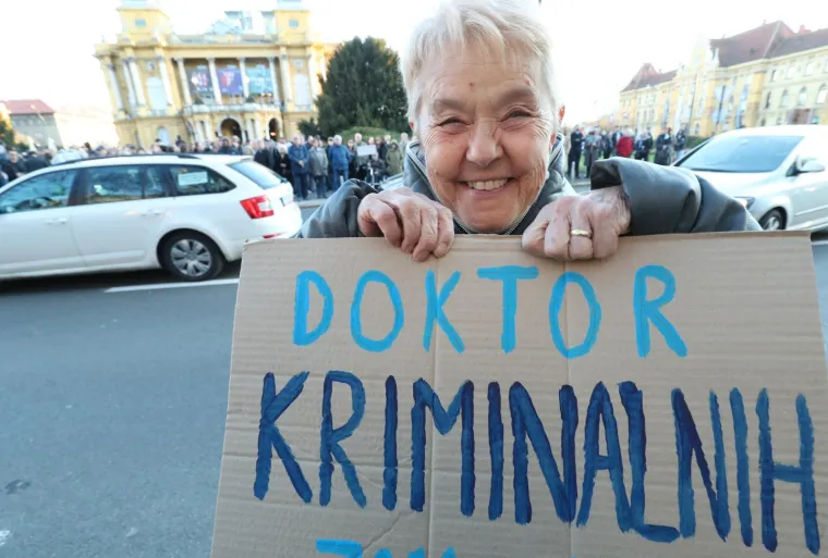 Stotine ljudi prosvjedovalo protiv dodjele doktorata Bandiću: Evo &scaron;to su mu poručili