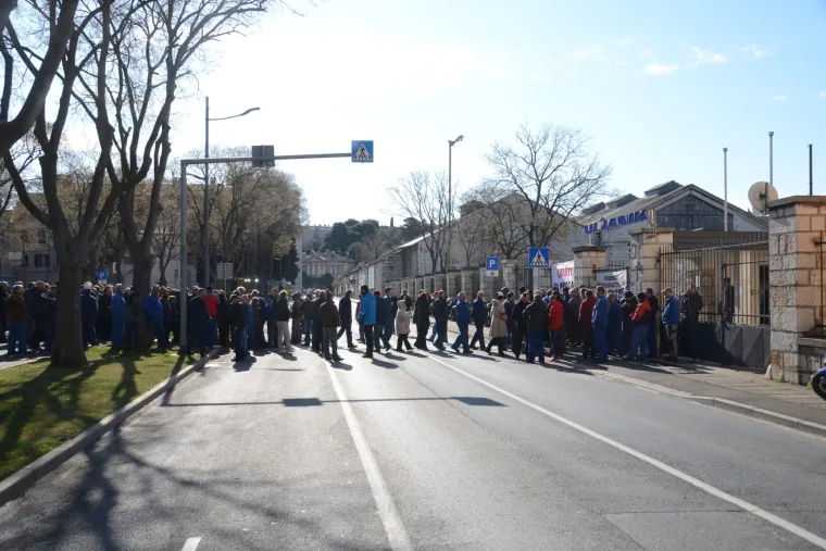 Radnici Uljanika desetominutnom &scaron;etnjom blokirali promet ispred brodogradili&scaron;ta