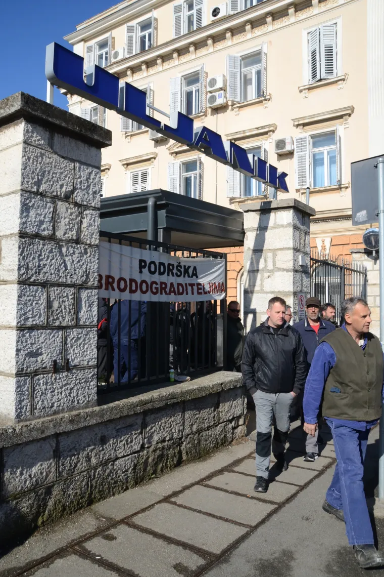 Radnici Uljanika desetominutnom &scaron;etnjom blokirali promet ispred brodogradili&scaron;ta