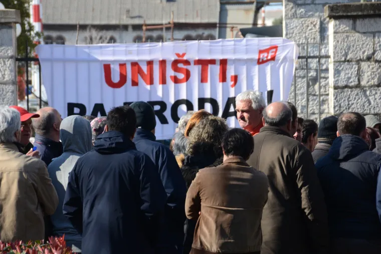 Radnici Uljanika desetominutnom &scaron;etnjom blokirali promet ispred brodogradili&scaron;ta