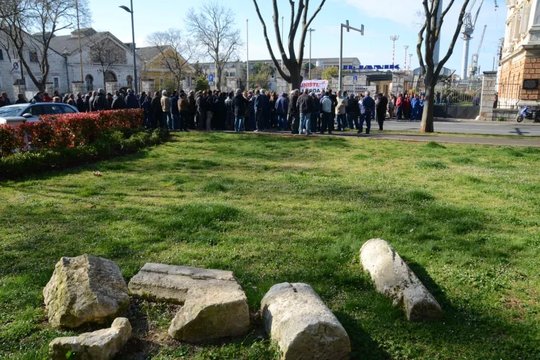 Radnici Uljanika desetominutnom &scaron;etnjom blokirali promet ispred brodogradili&scaron;ta