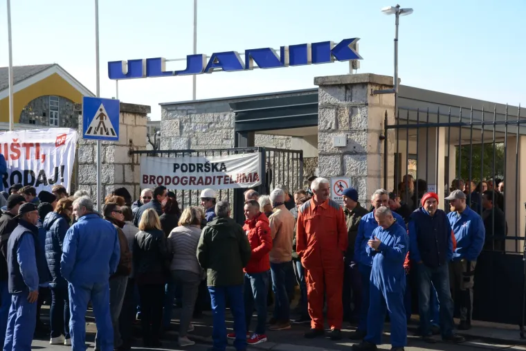 Radnici Uljanika desetominutnom &scaron;etnjom blokirali promet ispred brodogradili&scaron;ta