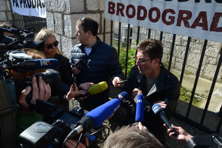 Radnici Uljanika desetominutnom &scaron;etnjom blokirali promet ispred brodogradili&scaron;ta