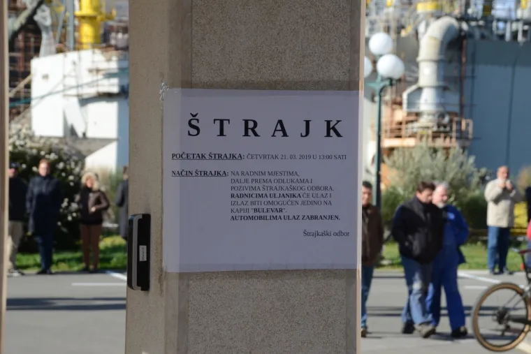 Radnici Uljanika desetominutnom &scaron;etnjom blokirali promet ispred brodogradili&scaron;ta