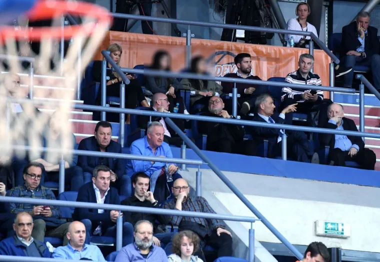 NOVOPEČENI MLADENCI NA UTAKMICI: Emil Tedeschi mlađi uživao u društvu supruge Nike i njenih kćeri