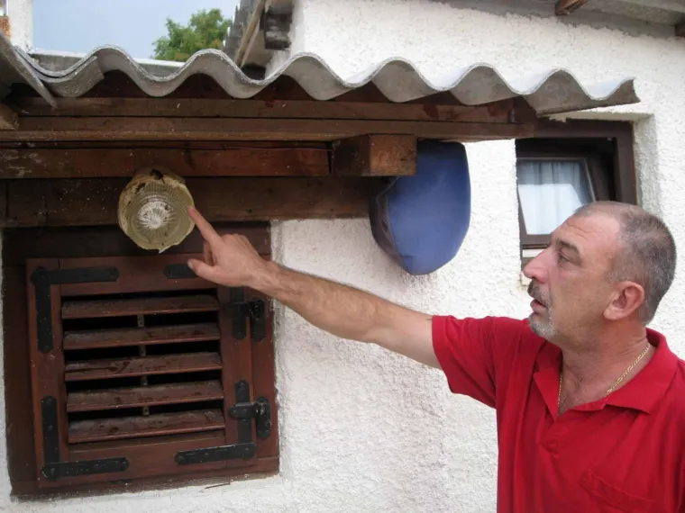 Najteže reakcije su anafilaktički &scaron;okovi koji mogu u roku od nekoliko minuta životno ugroziti bolesnika. Tada dolazi do gu&scaron;enja, pada tlaka i općeg &scaron;oka. U takvim je slučajevima bitno da Hitna pomoć odmah odreagira i pacijentu pruži anti&scaron;ok terapiju. Većina takvih reakcija prođe dobro, no velik dio je i visokorizičan.