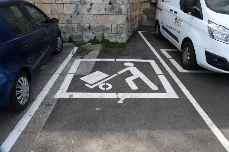 Samo u Zadru! Znate li &scaron;to znači ovaj neobičan znak iscrtan na parkingu?