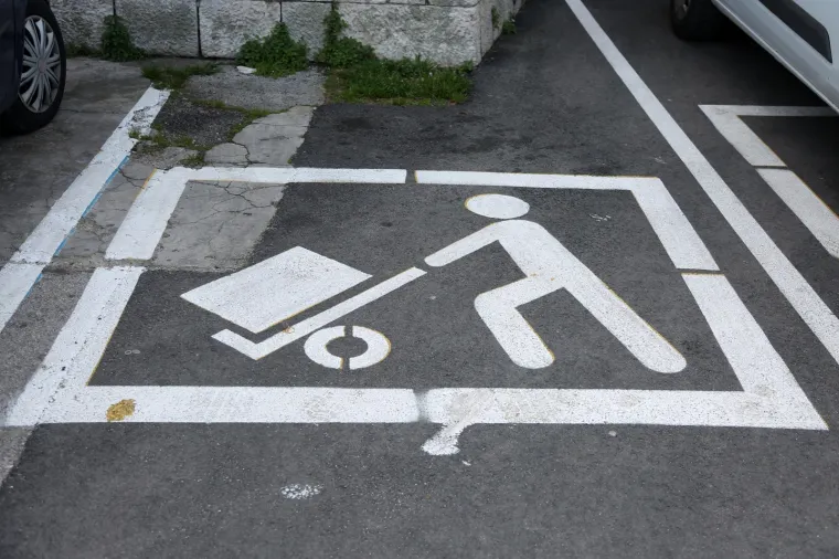 Samo u Zadru! Znate li &scaron;to znači ovaj neobičan znak iscrtan na parkingu?