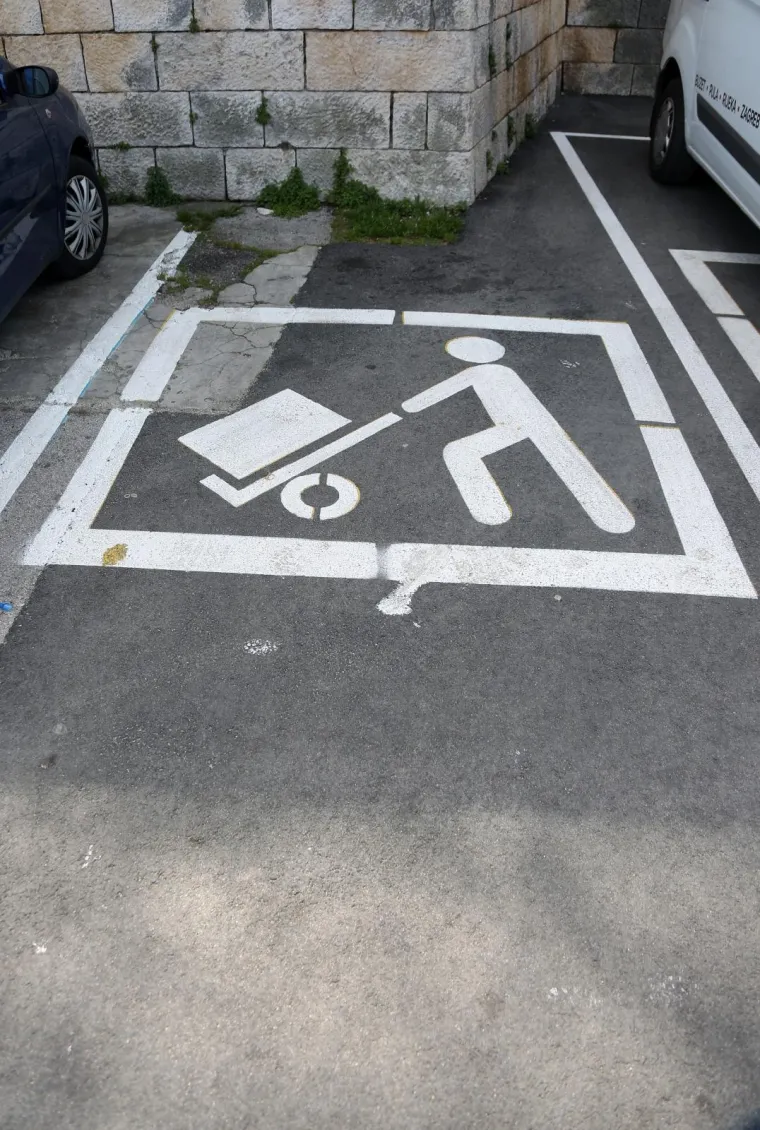 Samo u Zadru! Znate li &scaron;to znači ovaj neobičan znak iscrtan na parkingu?