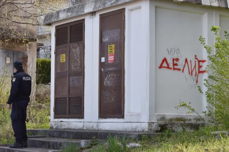 PROVOKACIJA U &Scaron;IBENIKU: Grafiti na čirilici zvezdinih sadržaja osvanuli u Kre&scaron;imirovom gradu