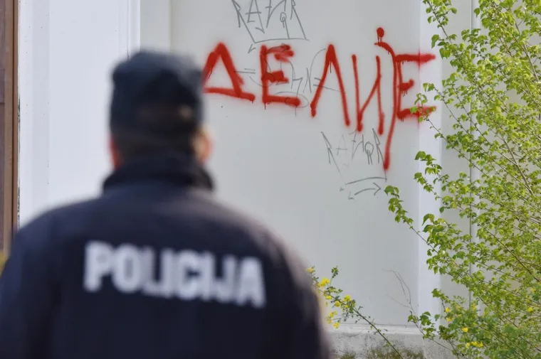 U &Scaron;ibeniku u naselju Meterize i okolici osvanuli su grafiti Crvene Zvezde.