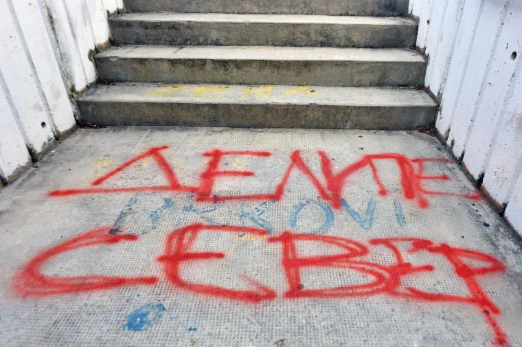 PROVOKACIJA U &Scaron;IBENIKU: Grafiti na čirilici zvezdinih sadržaja osvanuli u Kre&scaron;imirovom gradu