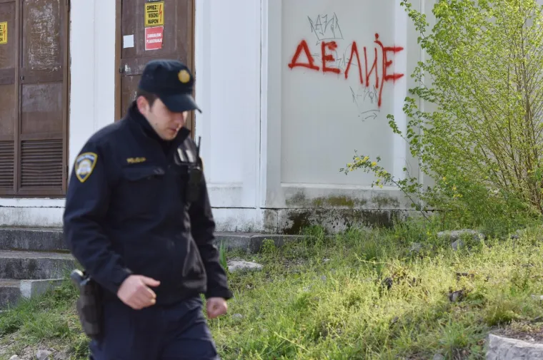 PROVOKACIJA U &Scaron;IBENIKU: Grafiti na čirilici zvezdinih sadržaja osvanuli u Kre&scaron;imirovom gradu