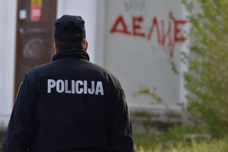 PROVOKACIJA U &Scaron;IBENIKU: Grafiti na čirilici zvezdinih sadržaja osvanuli u Kre&scaron;imirovom gradu