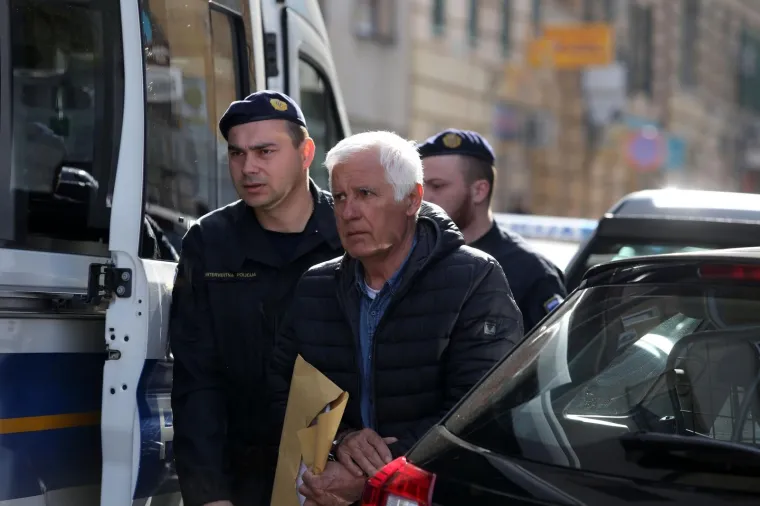OSUMNJIČENI ZA ULJANIK STIGLI NA ISPITIVANJE: Građani ih dočekali uz uvredljive povike