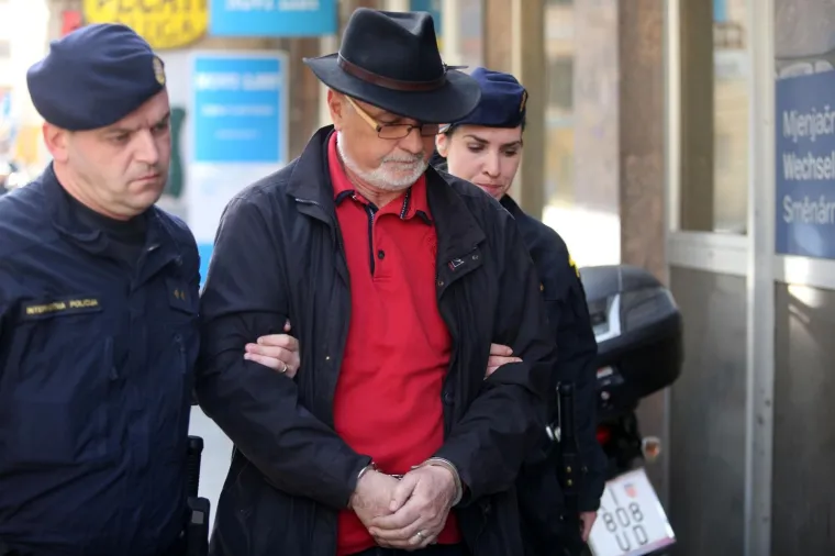 OSUMNJIČENI ZA ULJANIK STIGLI NA ISPITIVANJE: Građani ih dočekali uz uvredljive povike