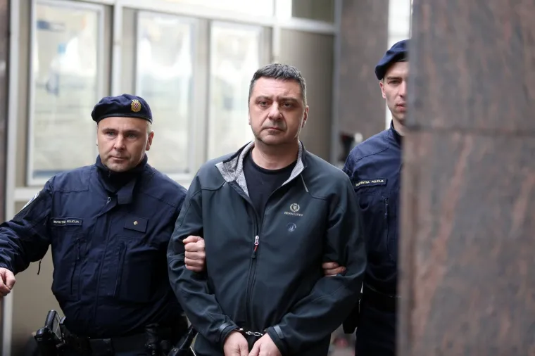 OSUMNJIČENI ZA ULJANIK STIGLI NA ISPITIVANJE: Građani ih dočekali uz uvredljive povike