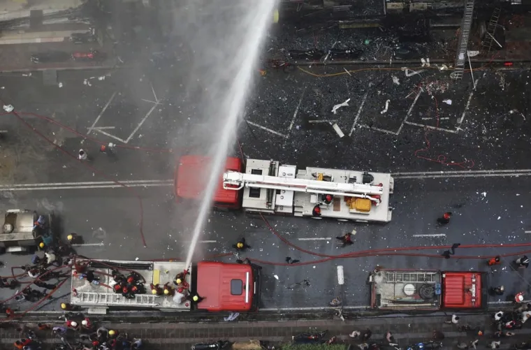 Gori neboder od gotovo 20 katova u Dhaki u Banglade&scaron;u: Ljudi se spa&scaron;avaju skokom s prozora!?