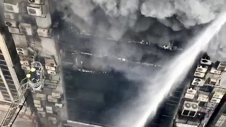 Gori neboder od gotovo 20 katova u Dhaki u Banglade&scaron;u: Ljudi se spa&scaron;avaju skokom s prozora!?