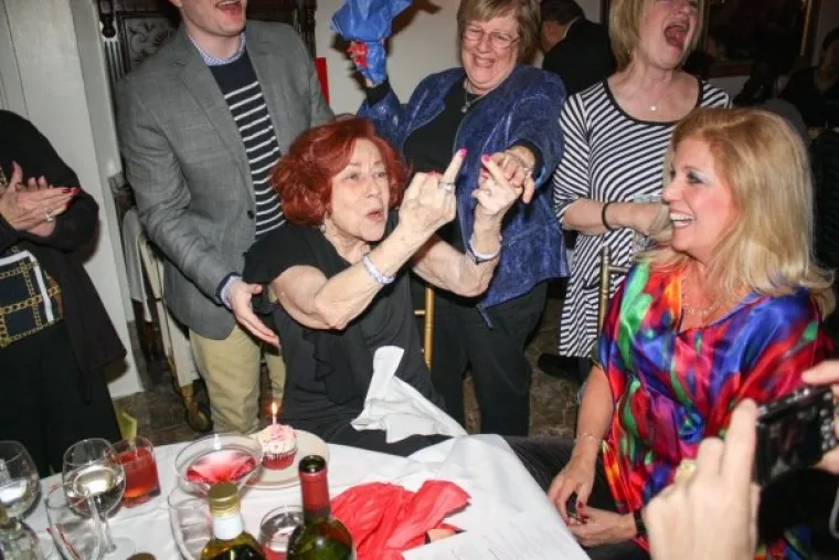 OVE BAKE I DJEDOVI ŽIVE ŽIVOT IZ SNOVA: Pokazuju srednji prst, piju, skejtaju te demonstriraju svoje vje&scaron;tine zavođenja