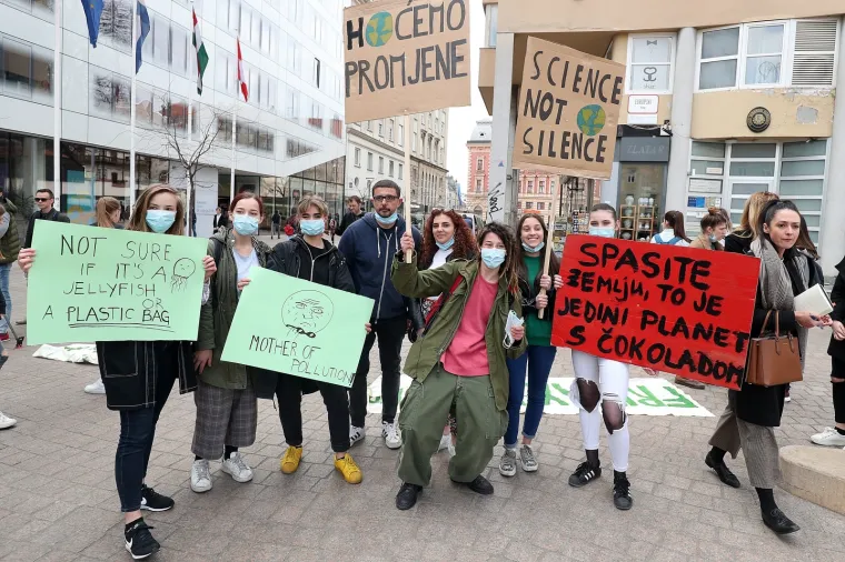 Učenici jo&scaron; jednom prosvjedovali protiv klimatskih promjena: 'Spasite Zemlju, to je jedini planet s čokoladom'