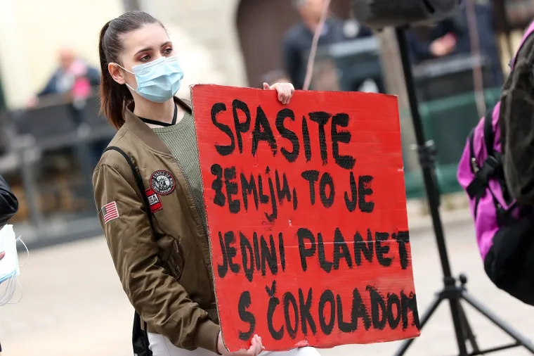 Učenici jo&scaron; jednom prosvjedovali protiv klimatskih promjena: 'Spasite Zemlju, to je jedini planet s čokoladom'