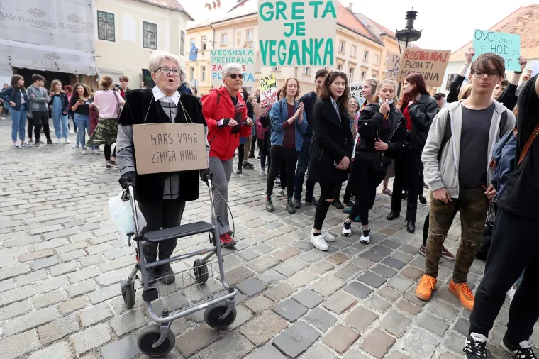 Učenici jo&scaron; jednom prosvjedovali protiv klimatskih promjena: 'Spasite Zemlju, to je jedini planet s čokoladom'