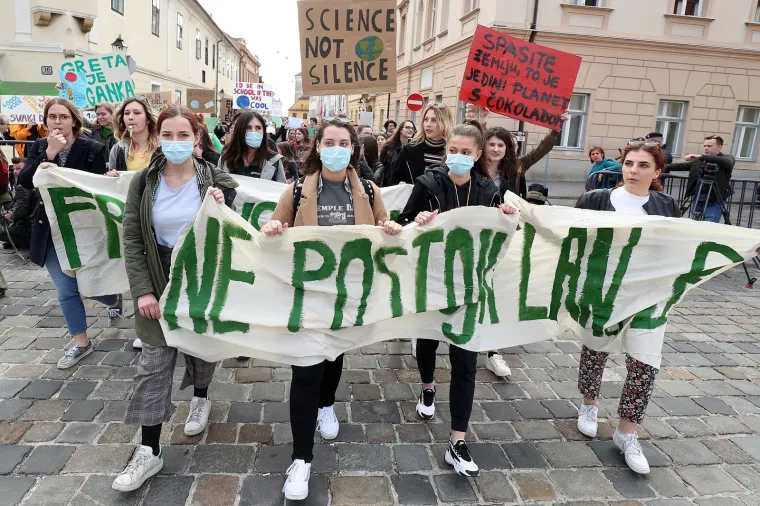 Učenici jo&scaron; jednom prosvjedovali protiv klimatskih promjena: 'Spasite Zemlju, to je jedini planet s čokoladom'